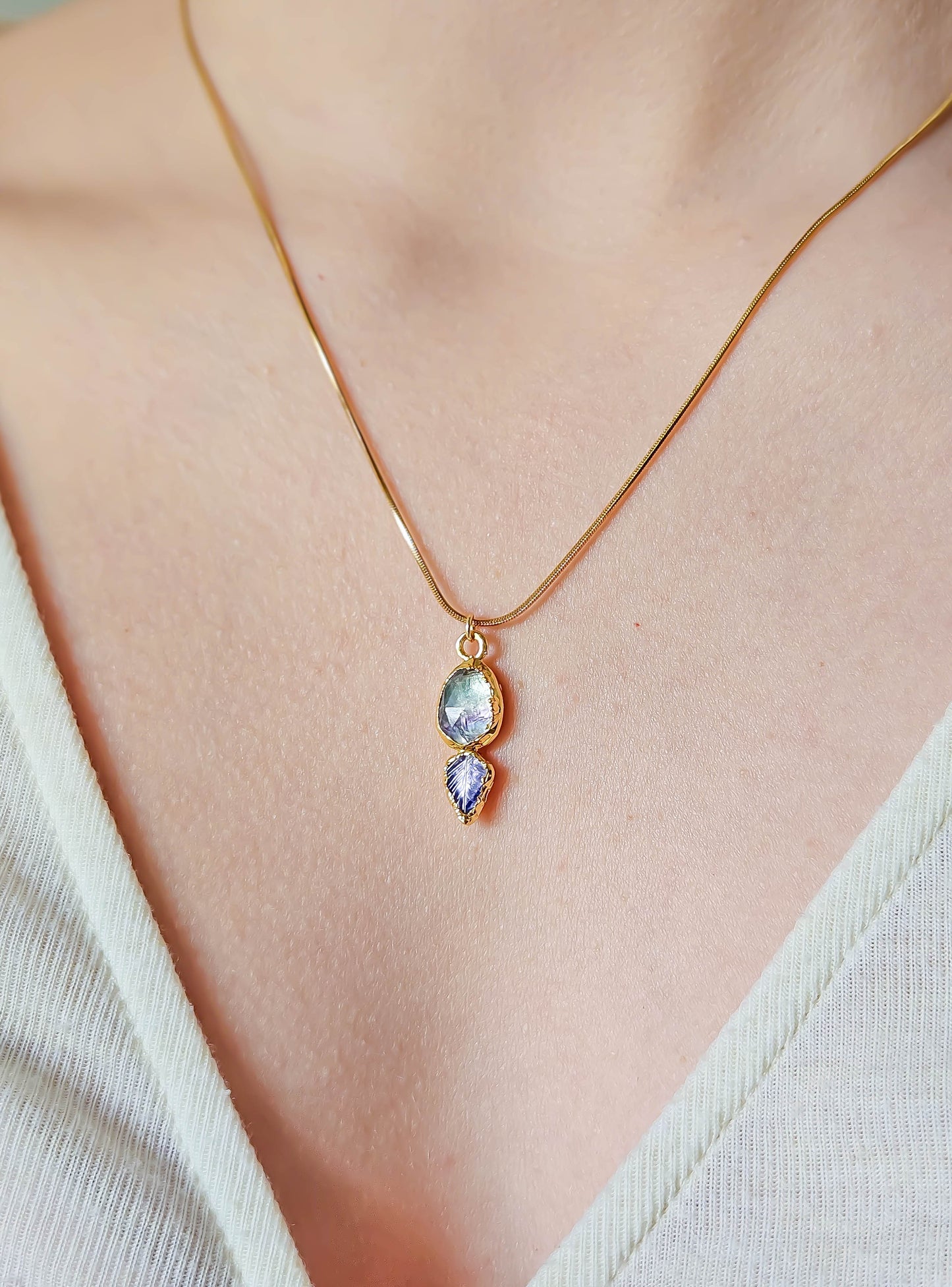 Collier en fluorite et tanzanite, doré