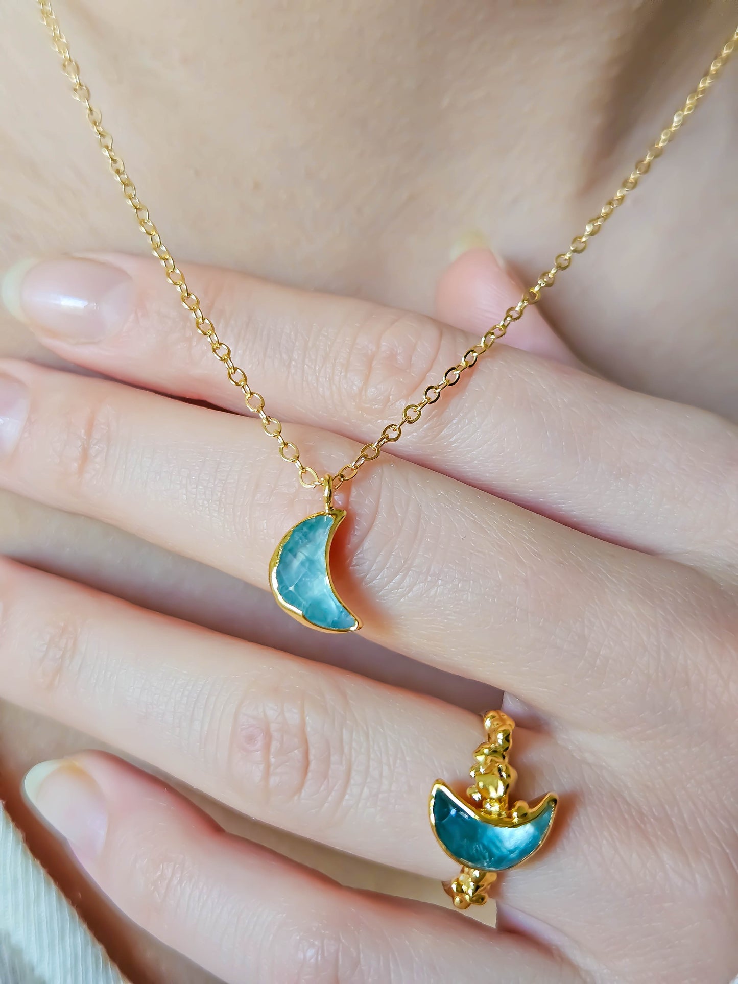 Collier lune en fluorite, doré