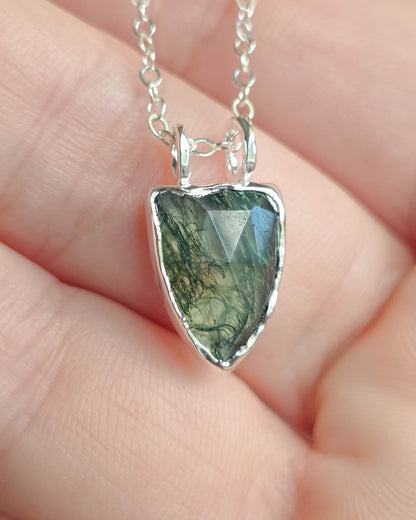 Collier Agate mousse, Bouclier