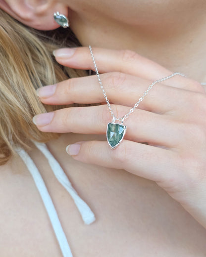 Collier Agate mousse, Bouclier