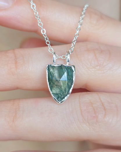 Collier Agate mousse, Bouclier