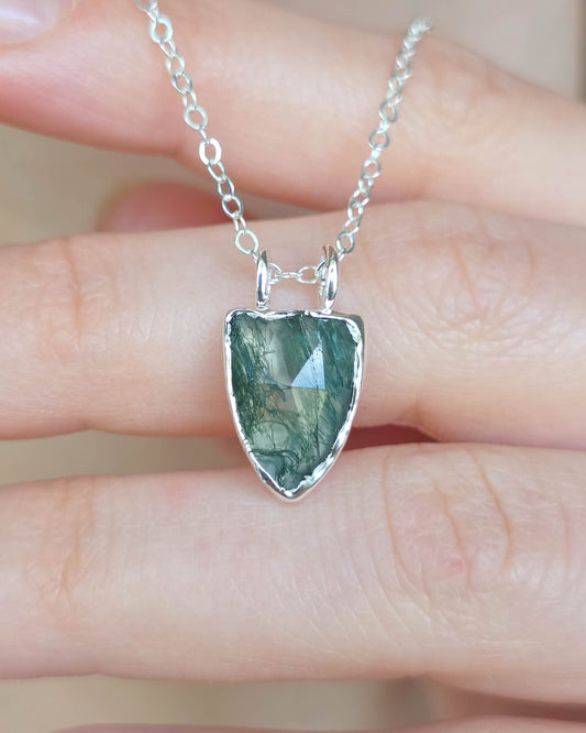 Collier Agate mousse, Bouclier