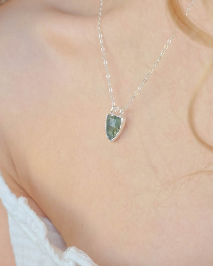 Collier Agate mousse, Bouclier