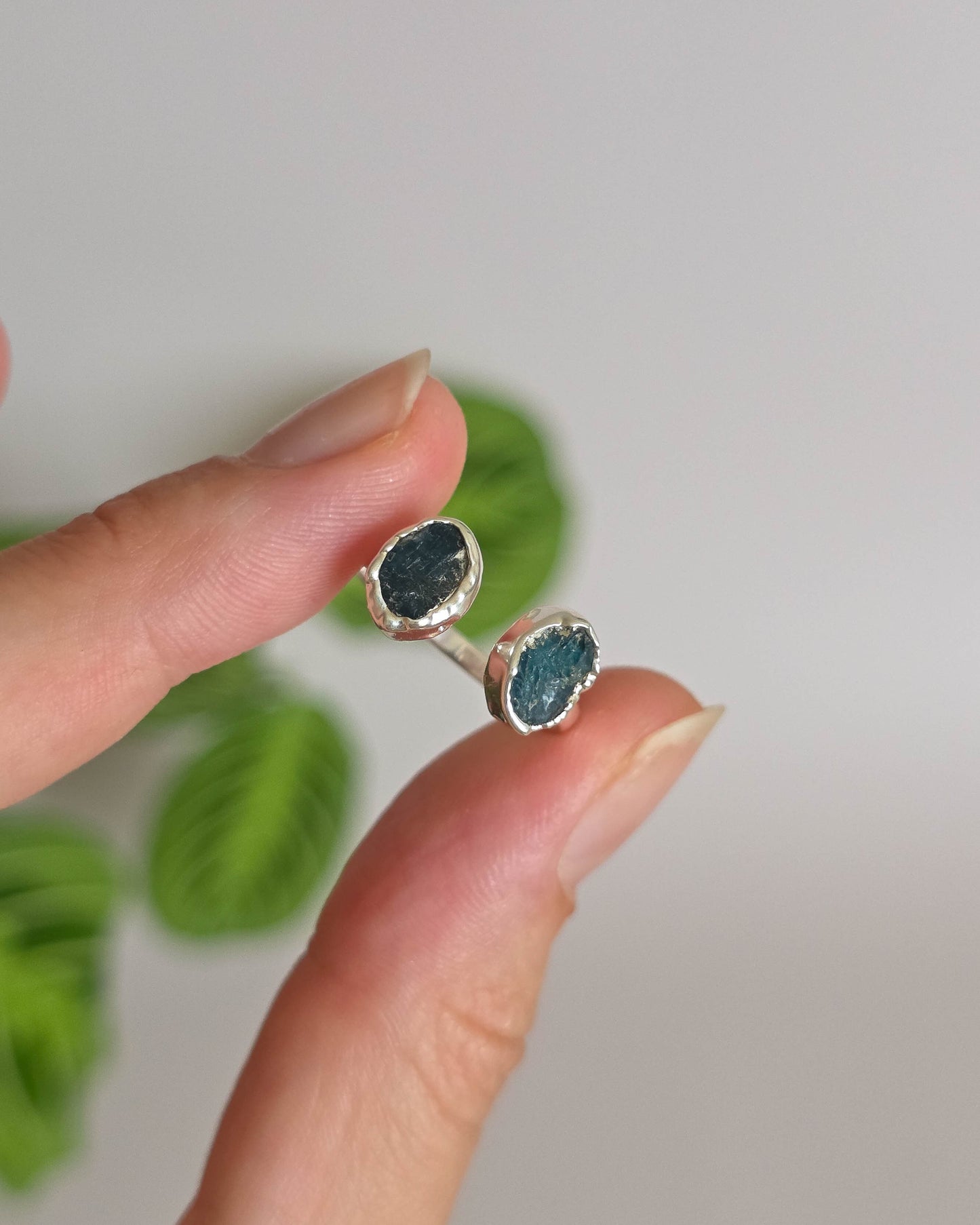 Bague Apatite foncée, réglable T54-55