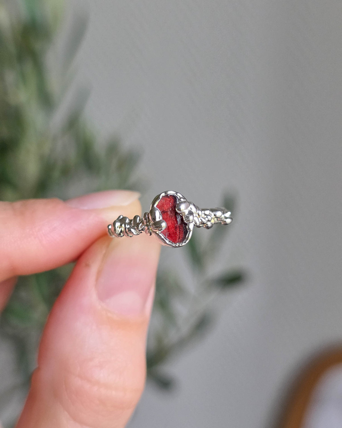 Bague grenat rouge, T55
