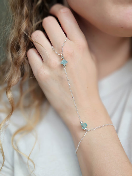 Bijou de main artisanal en argent avec pierres fines brutes

