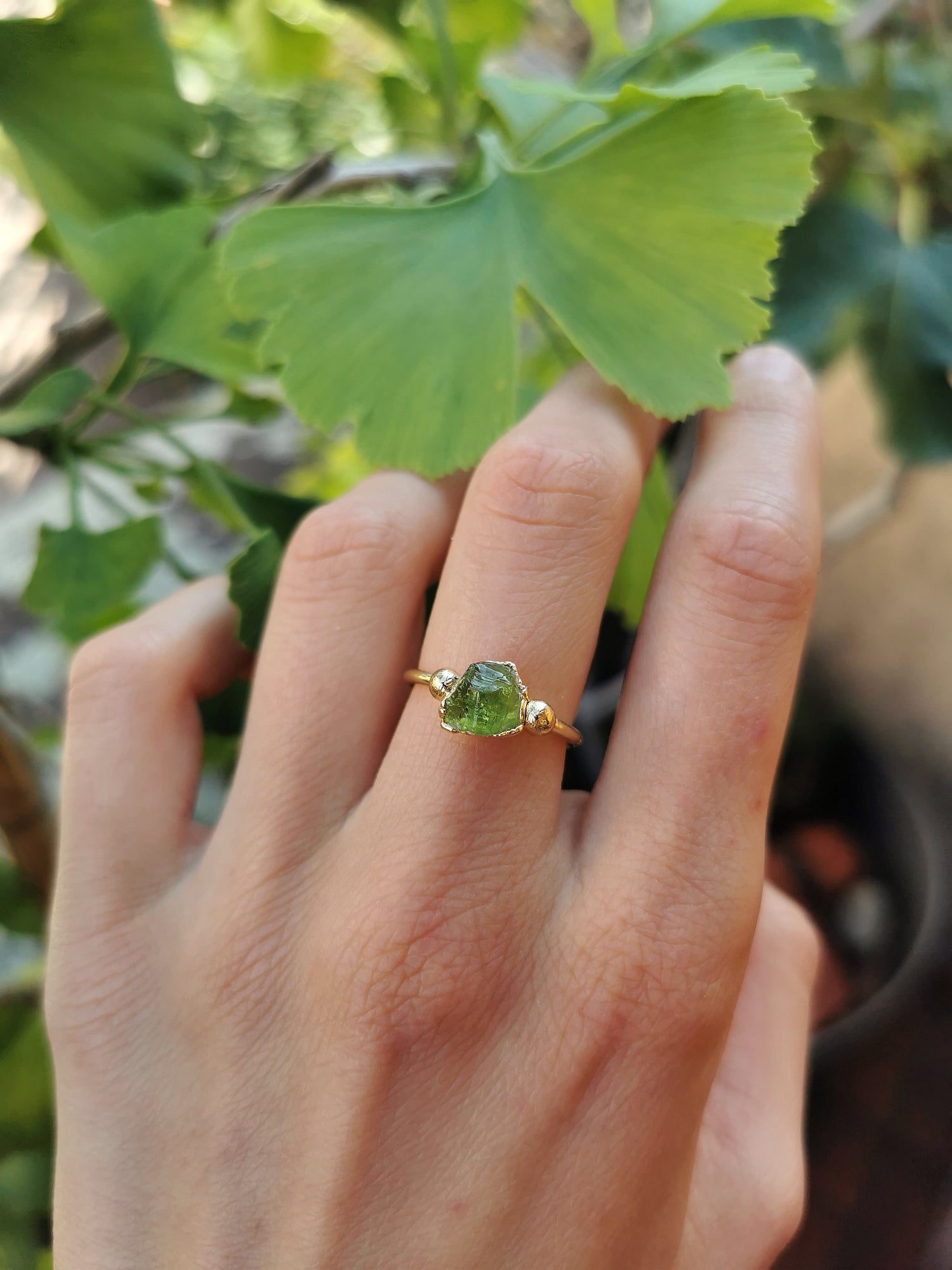 Image d'une bague avec une pierre verte