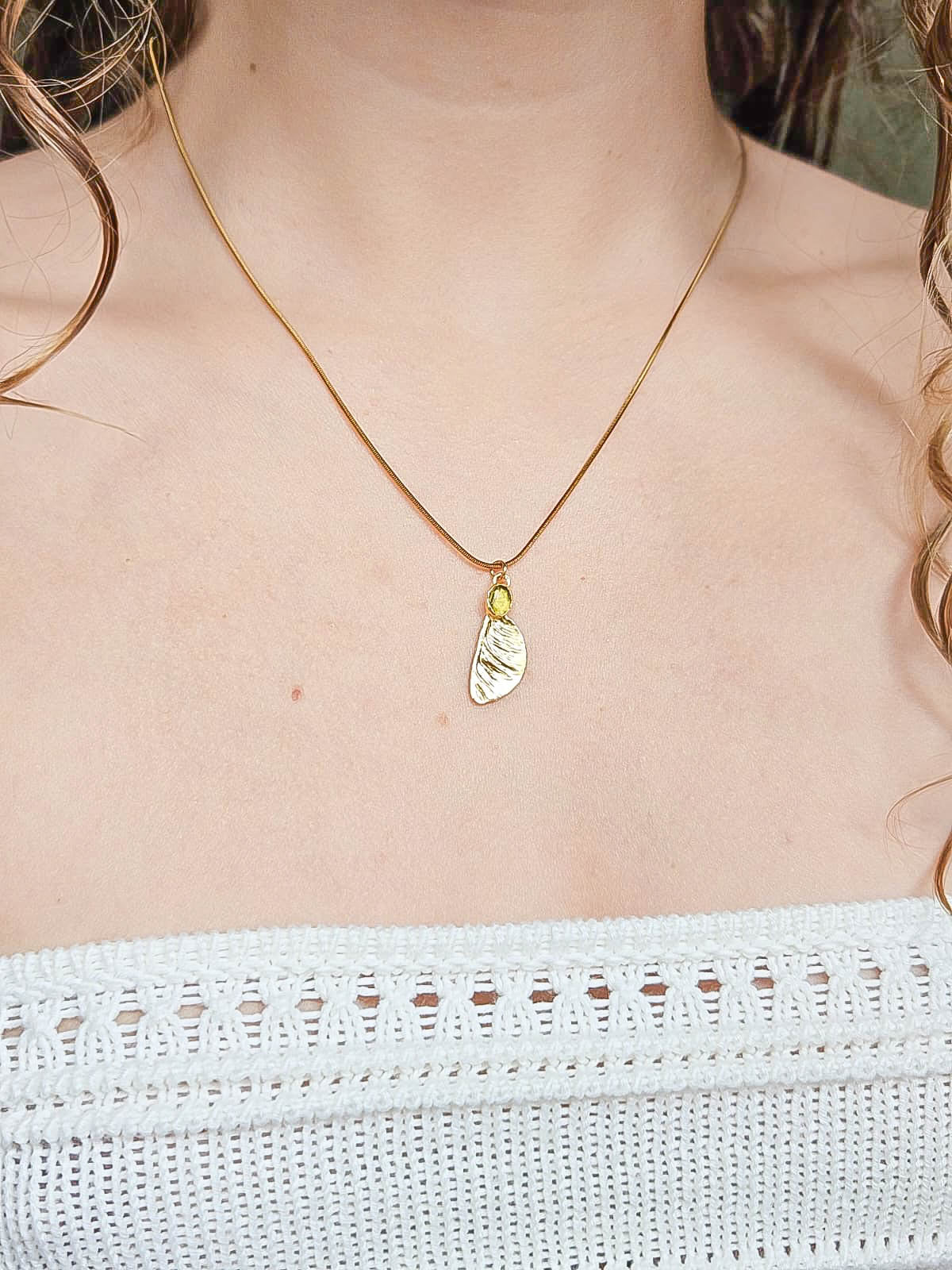 Collier samare doré, tourmaline verte olive